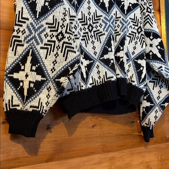 Kitsu Geometric Patterned Pullover, Large - Picture 3 of 9